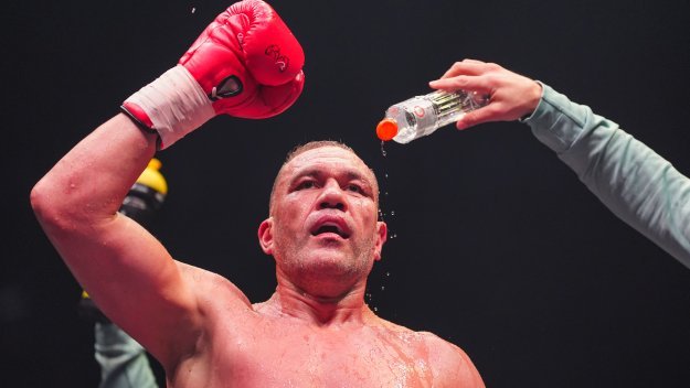 Кубрат Пулев пристигна в Дубай, обеща здрав бой с руснака Мурат