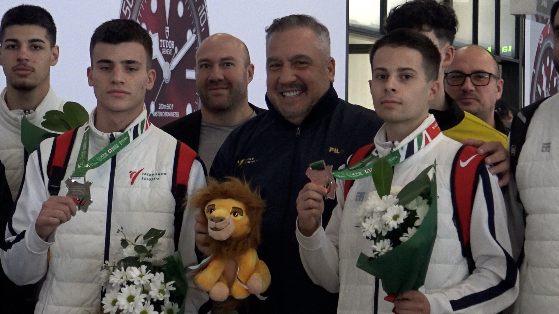 Медалистите от световното по таекуондо се прибраха в България